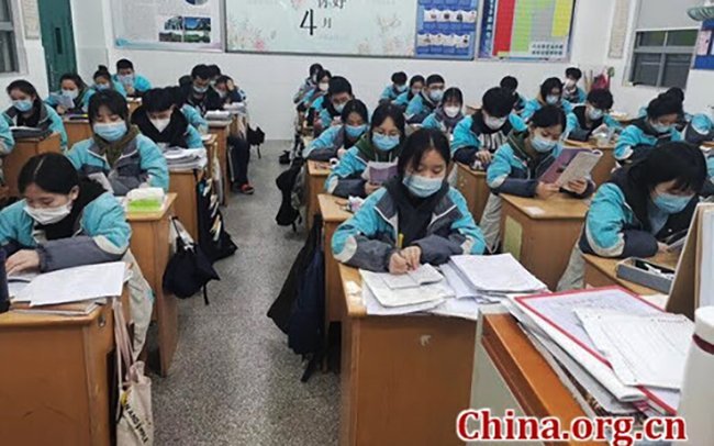 Με βραχιολάκι που θα μετρά τη θερμοκρασία τους επιστρέφουν στα θρανία οι μαθητές στο Πεκίνο
