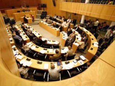 Η Βουλή καταψήφισε το νομοσχέδιο για το κούρεμα των καταθέσεων