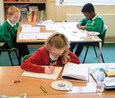 Βρετανία: Το να μην πηγαίνουν τα παιδιά σχολείο δημιουργεί πολύ μεγαλύτερους κινδύνους γι'αυτά από την COVID-19