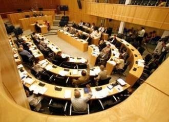 Η Βουλή ομόφωνα καταργεί την οροφή για υπολογισμό μονάδων στους αντικαταστάτες