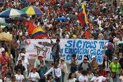 Εκπαιδευτικοί στην Κολομβία διαδήλωσαν στο πλευρό των μαθητών τους